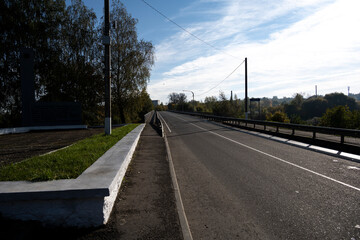 Naklejka premium road in summer on a bright sunny day stretching to the horizon