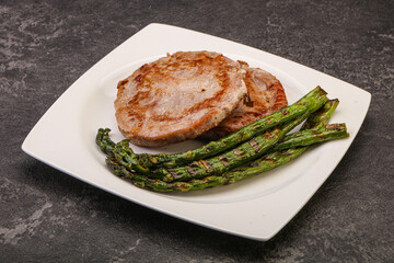 Grilled tuna steak with asparagus
