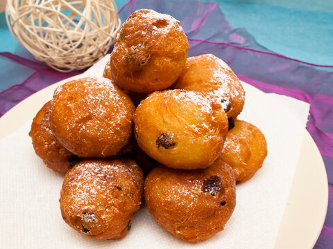 Fritole - Italian doughnuts with raisins