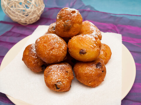 Fritole - Italian doughnuts with raisins