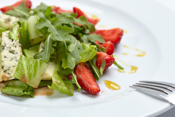 salad with strawberries and sauce