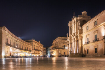 Fototapeta na wymiar Zentraler Platz in Ortygia auf Sizilien mit beeindruckender Architektur und gemütlichen Restaurants