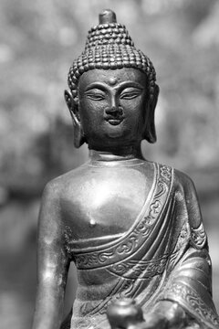 Buddha in schwarz und weiß. Dies ist eigentlich ein Makro, da die Statue sehr klein ist