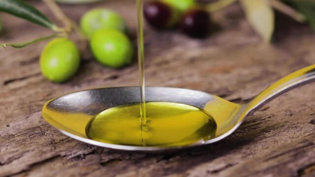 Olio di oliva extra vergine con olive e gocce