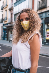 Obraz premium mujer calle mascarilla