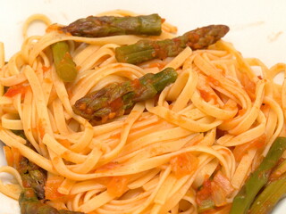 Pasta with asparagus and tomato sauce