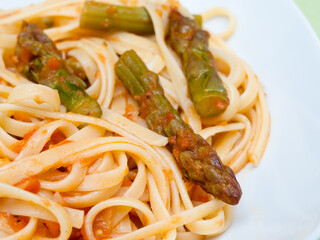 Pasta with asparagus and tomato sauce