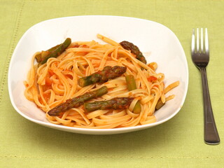 Pasta with asparagus and tomato sauce