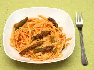 Pasta with asparagus and tomato sauce