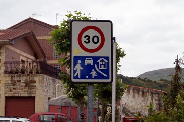 Sinal de trânsito em Pobeña / Espanha no Caminho de Santiago (rota do norte)
