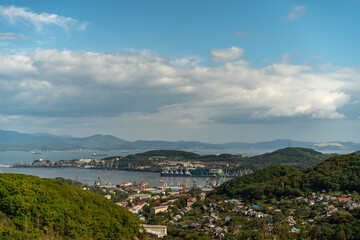 Obraz premium Urban landscape with views of the city and Nakhodka Bay