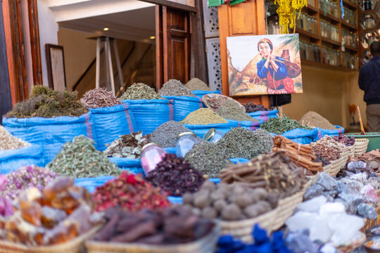 Kr&auml;uter und Gew&uuml;rze auf dem Markt in Marrakesch
