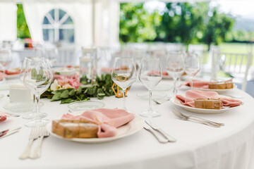 Luxury wedding table decoration in pink and white. Special event table set up. Fresh flower decoration.