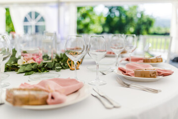 Luxury wedding table decoration in pink and white. Special event table set up. Fresh flower decoration.