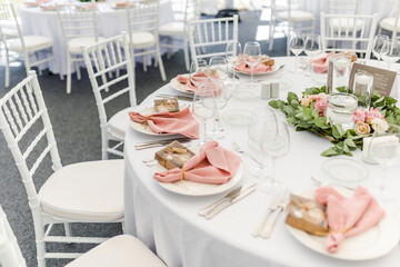 Luxury wedding table decoration in pink and white. Special event table set up. Fresh flower decoration.