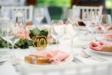 Luxury wedding table decoration in pink and white. Special event table set up. Fresh flower decoration.