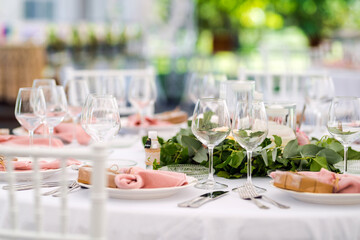 Luxury wedding table decoration in pink and white. Special event table set up. Fresh flower decoration.