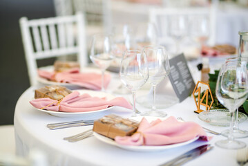 Luxury wedding table decoration in pink and white. Special event table set up. Fresh flower decoration.