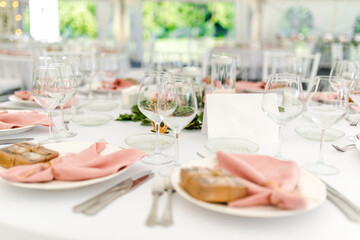 Luxury wedding table decoration in pink and white. Special event table set up. Fresh flower decoration.