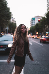 Fototapeta premium mujer calle sonrisa