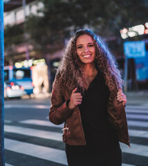 mujer calle urban sonrisa