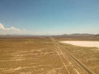 Fototapeta na wymiar Veterans Memorial Highway Nevada Wüste Luftaufnahme