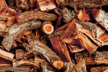 Pila de leña con diferentes formas marrón.
