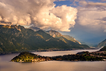 lario 05 -  gli ultimi raggi di sole illuminano il paese di Bellagio sulla biforcazione dei due rami del lago.