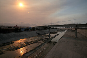 Tijuana Baja California México, 9 de septiembre de 2020. atardecer en el rio Tijuana que fluye...