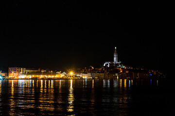 Fototapeta na wymiar Picture of the illuminated historic part of Rovinj at night
