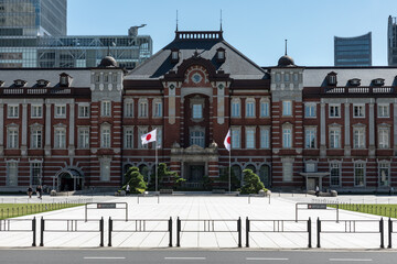 Obraz premium (東京都ｰ都市風景)青空の東京駅風景３