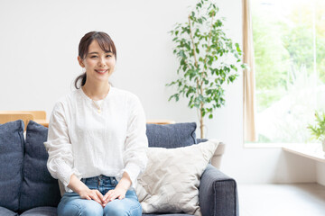 リビングにいる女性