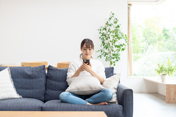 Obraz premium リビングにいる女性