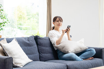 Fototapeta premium リビングにいる女性