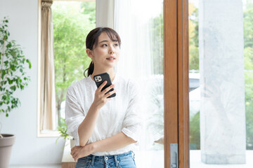 Fototapeta premium リビングにいる女性