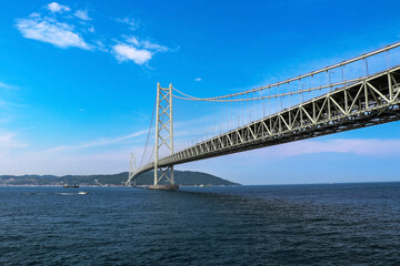 明石海峡大橋と青空