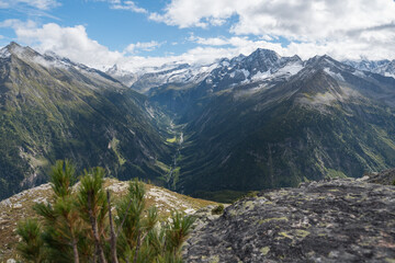 Fototapeta na wymiar Wandern in den Zillertaler Alpen