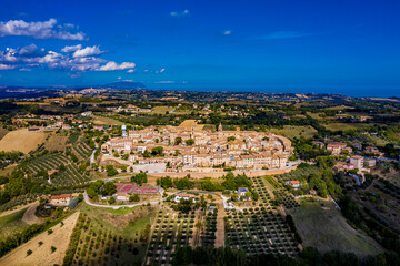 Montecosaro - Die Stadt Montecosaro in Italien aus der Luft