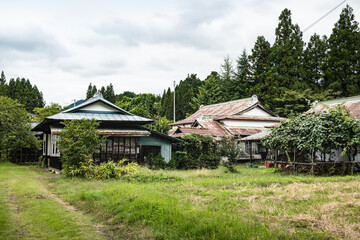 Fototapeta na wymiar 日本の空き家になった木造の長屋門のある農家