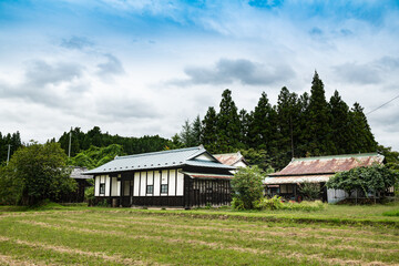 日本の空き家になった木造の長屋門のある農家