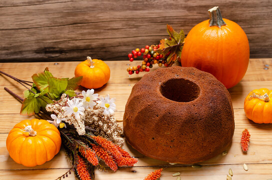 Panqu&eacute; de calabaza hecho en casa , sobre mesa de madera y decoraci&oacute;n oto&ntilde;al.
