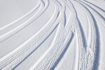 雪のタイヤ跡