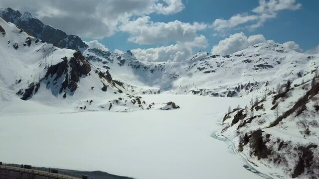 A valey covered of snow in a sunny day