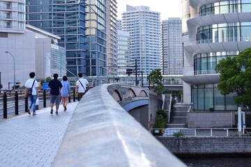 横浜みなとみらいの運河を渡る橋と歩行者