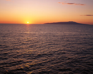 日の出と伊豆大島