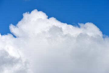 真っ青な空に浮かぶ真っ白な雲