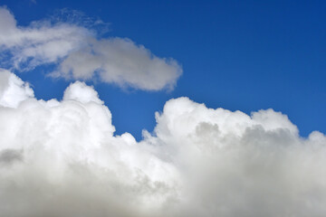 Naklejka na ściany i meble 真っ青な空に浮かぶ真っ白な雲