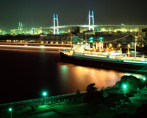 氷川丸と横浜ベイブリッジ,夜景