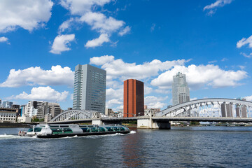 隅田川に架かる勝どき橋の風景
