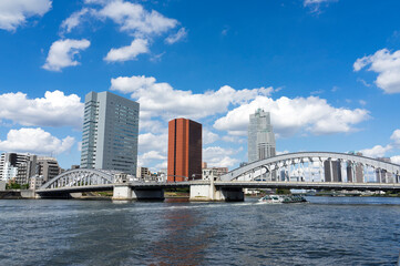 Obraz premium 隅田川に架かる勝どき橋の風景